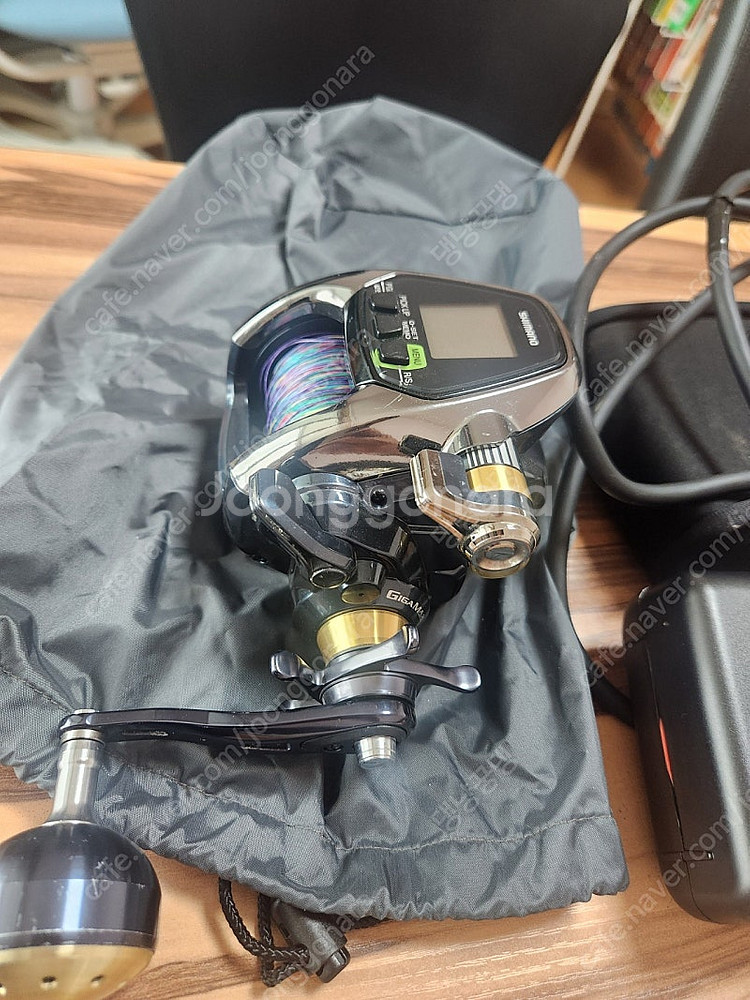 갈치 낚시 풀세트 판매합니다. 릴은 시마노 비스트마스터 3000XP이고, 로드는 다이와 딥존 EX 55 530입니다--3